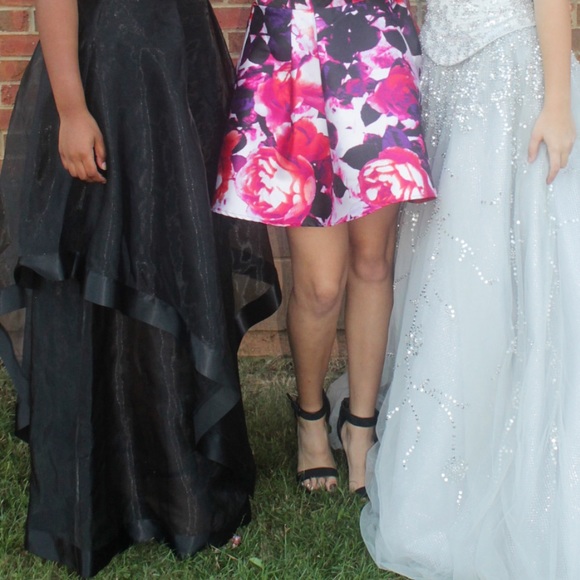 Black gown - Picture 2 of 3